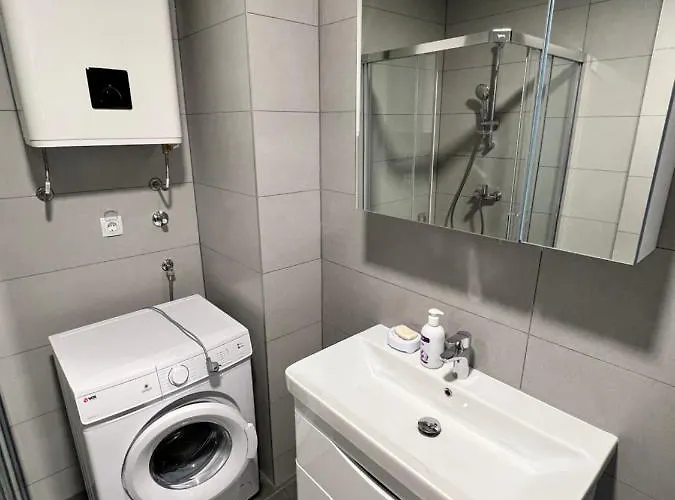 アパート Lux Nina トレビニエ