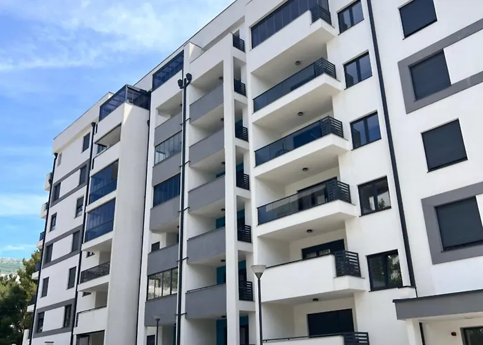 Lux Nina アパート